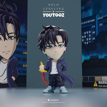 Load image into Gallery viewer, Sung Ginwoo character figurine with a cityscape background, featuring 'Solo Leveling' and 'Youtooz'.
